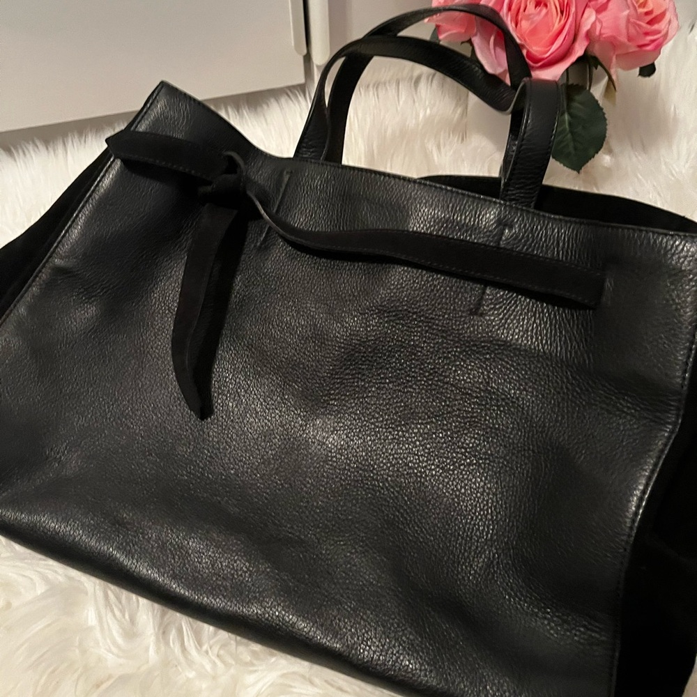 🖤GORGEOUS🖤 Soft Italian leather and suede carry all bag, Like New!